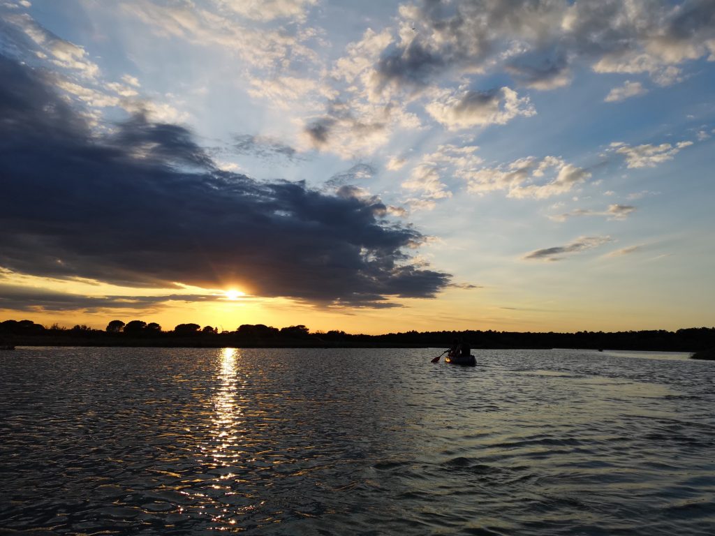Un'escursione in canoa al tramonto sul Bevano