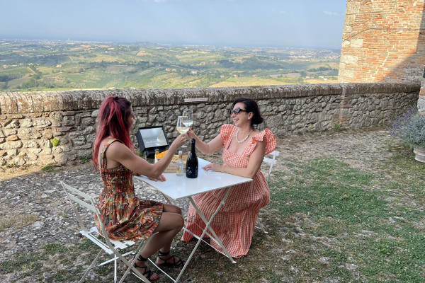 Aperitivi dal balcone del Sasso