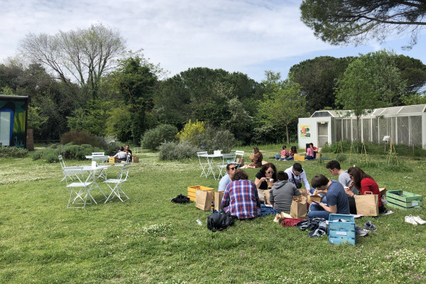 Un cestino in giardino a Casa delle Farfalle
